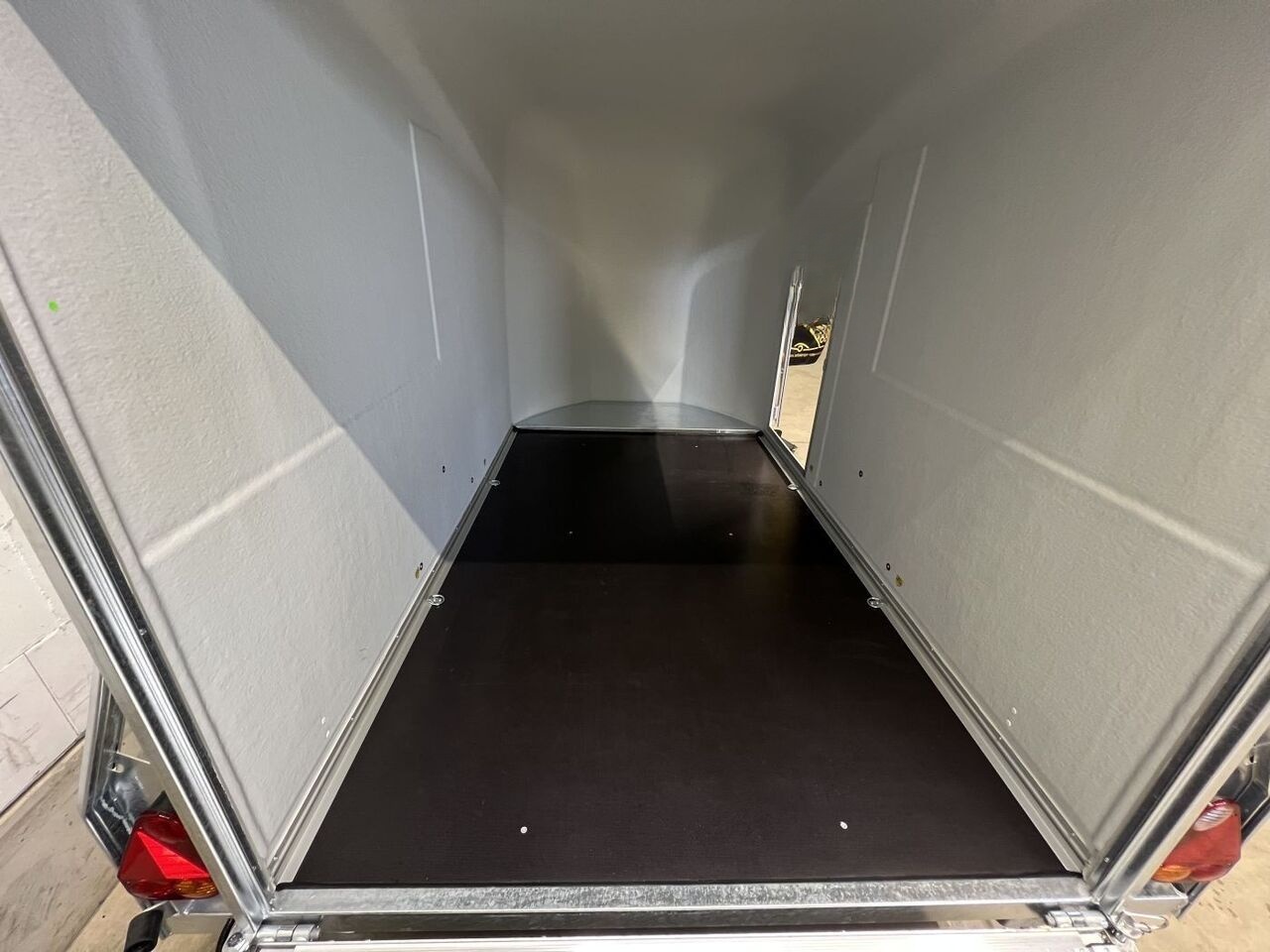 Remorque fourgon Debon Cargo 1300.02 avec porte latérale – Image 13