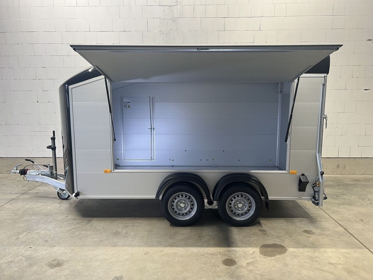 Remorque fourgon Debon C700 Roadster avec volet latéral de vente et porte latérale