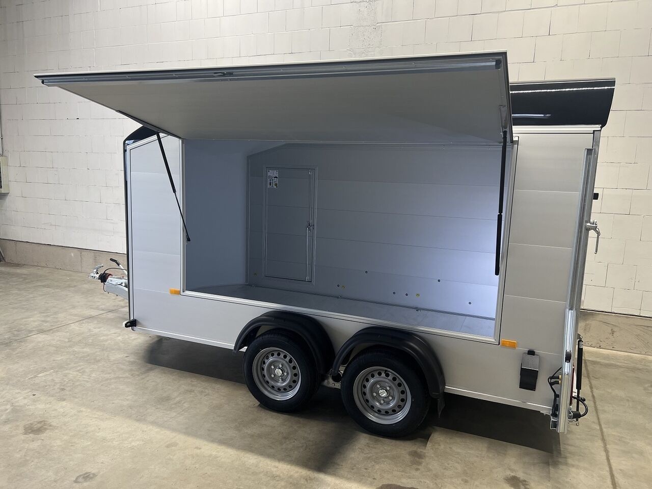 Remorque fourgon Debon C700 Roadster avec volet latéral de vente et porte latérale – Image 12