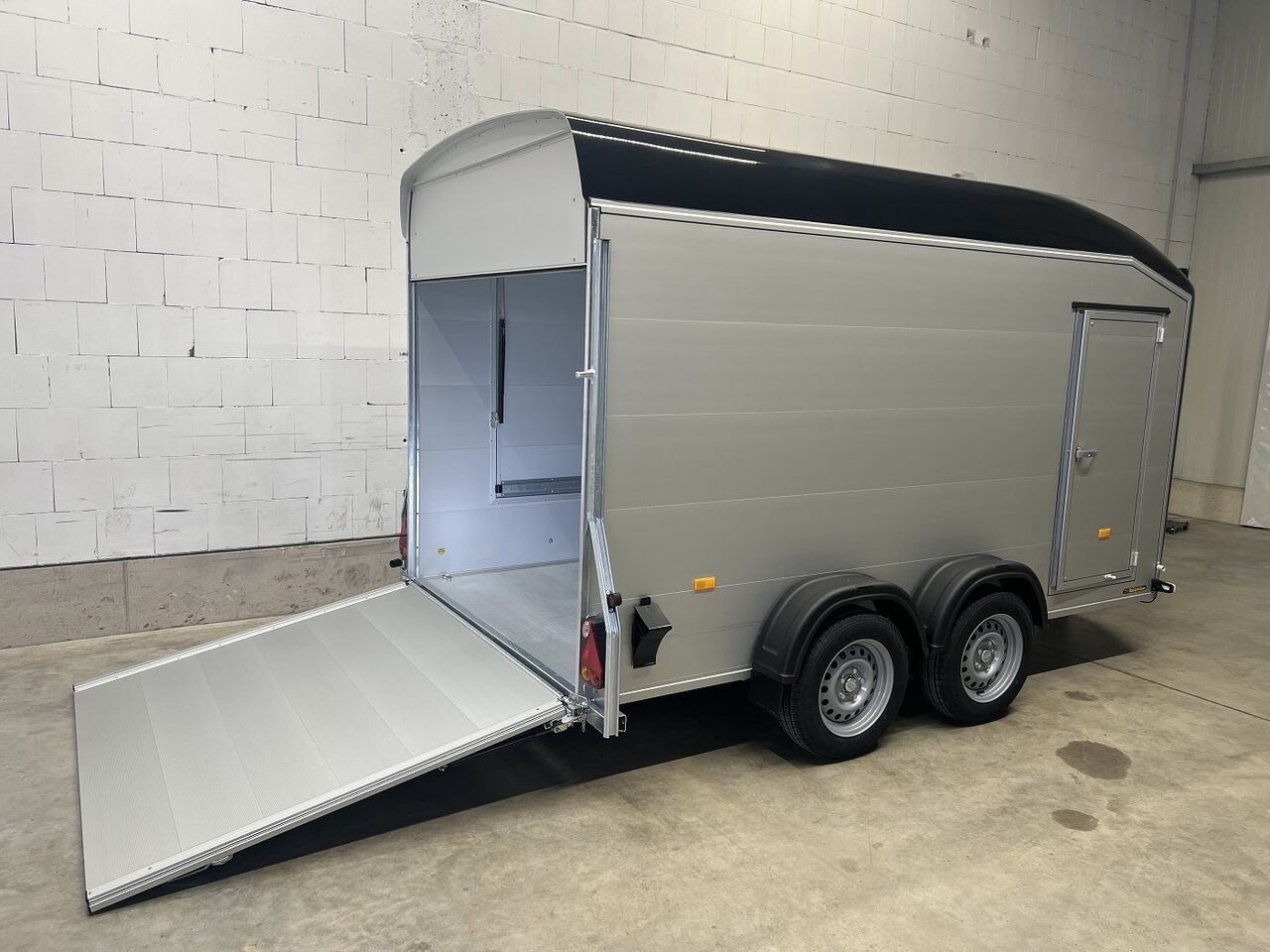 Remorque fourgon Debon C700 Roadster avec volet latéral de vente et porte latérale – Image 13