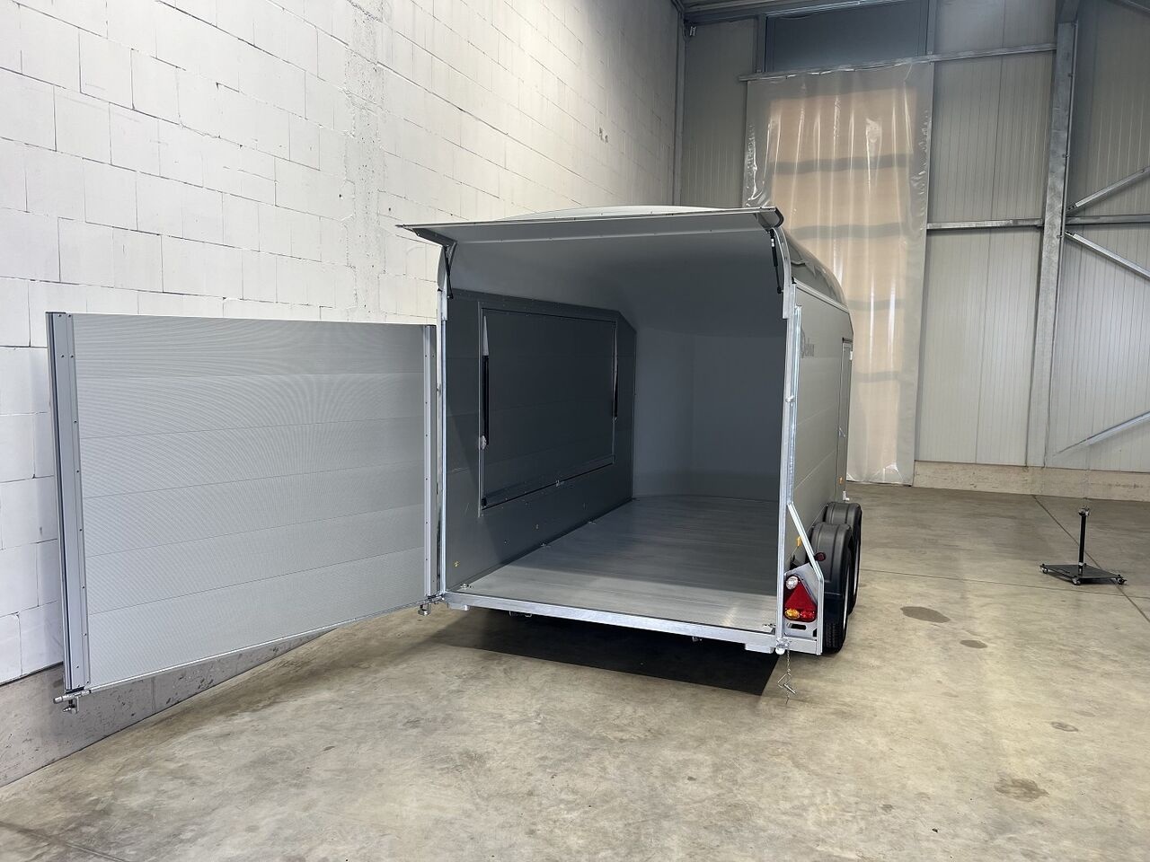 Remorque fourgon Debon C700 Roadster avec volet latéral de vente et porte latérale – Image 2