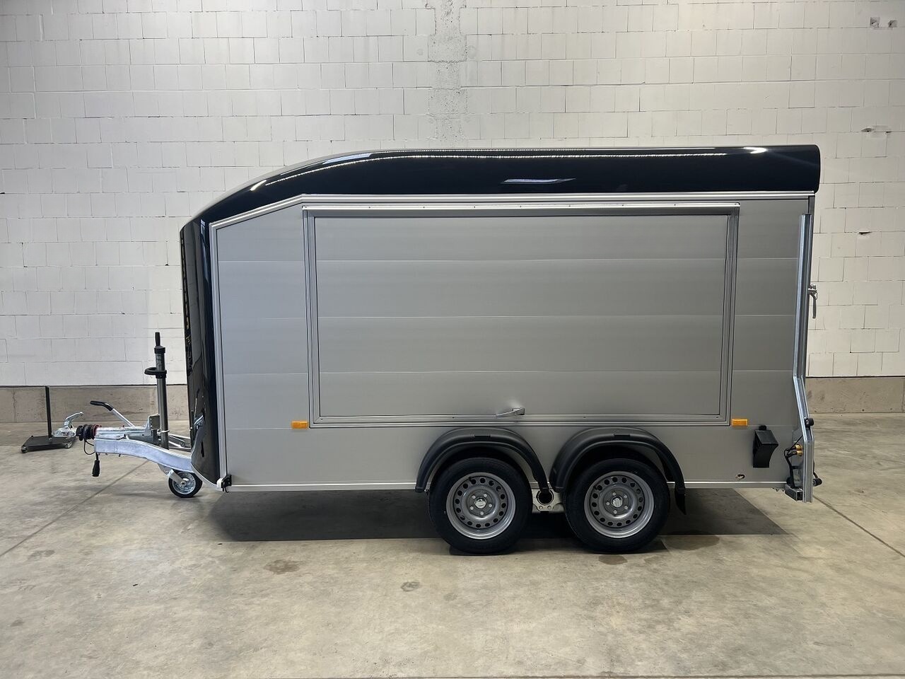 Remorque fourgon Debon C700 Roadster avec volet latéral de vente et porte latérale – Image 5