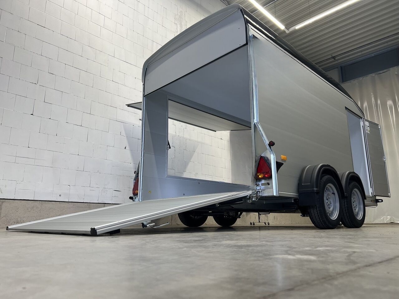 Remorque fourgon Debon C700 Roadster avec volet latéral de vente et porte latérale – Image 6
