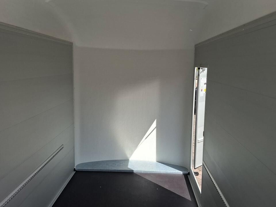 Remorque fourgon Debon C300 avec porte latérale, rails d'arrimage et aluminium – Image 12