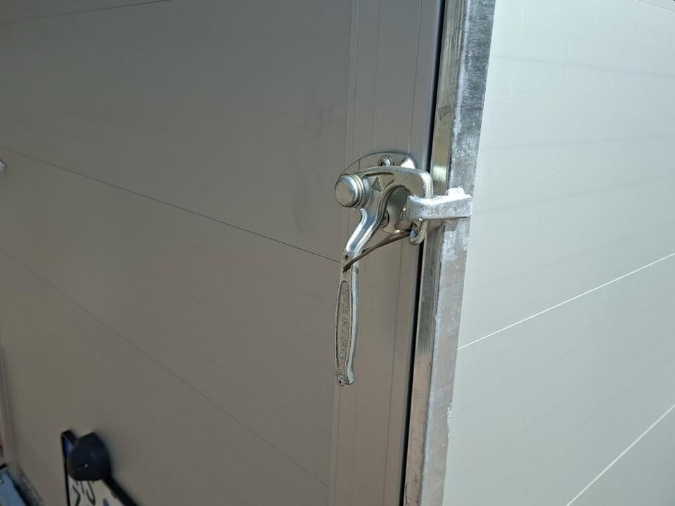 Remorque fourgon Debon C300 avec porte latérale, rails d'arrimage et aluminium – Image 7