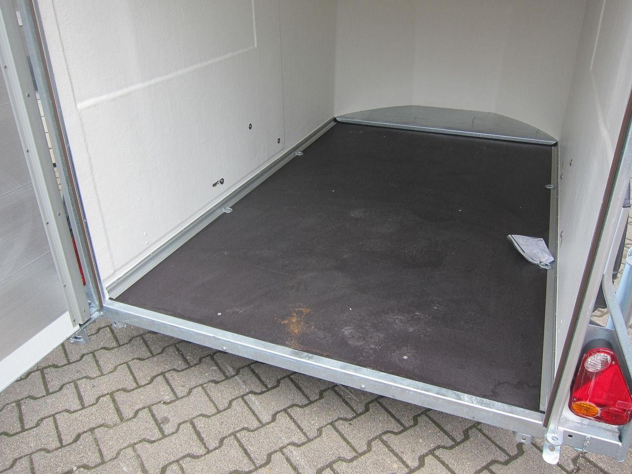 Remorque fourgon Debon Cargo 1300 blanche, jantes aluminium Darkline, suspension Pullman II – Image 4